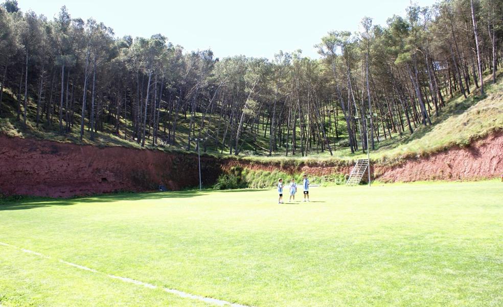 En marcha el proyecto del campo de fútbol 7 de hierba artificial