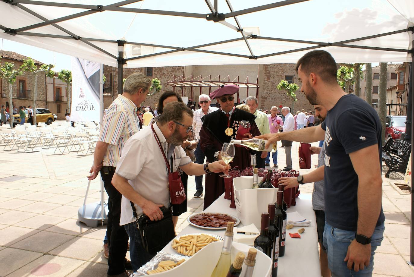 La Cofradía del Vino nombró cofrade de mérito a todo el pueblo de Badarán