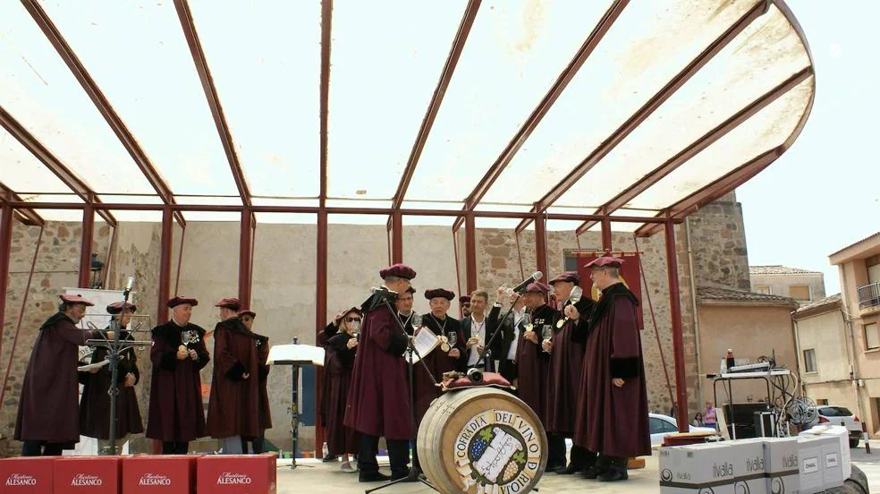 La Cofradía del Vino nombró cofrade de mérito a todo el pueblo de Badarán