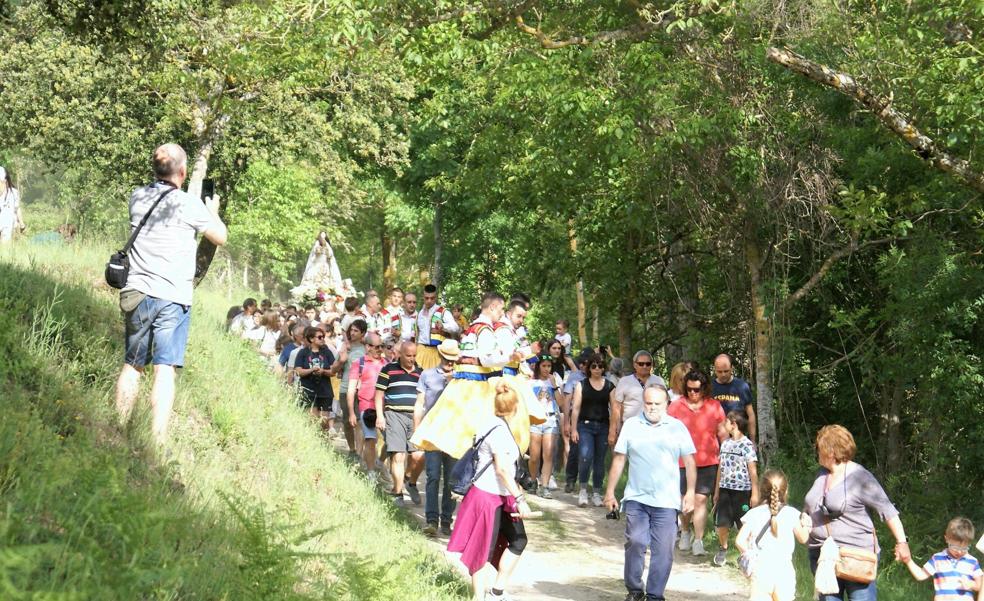 Los danzadores vuelven a abrir camino a la santa