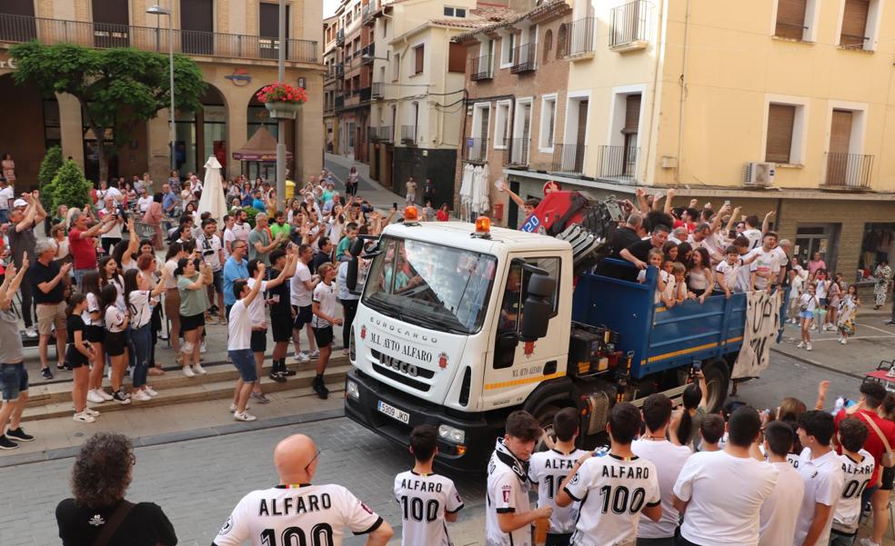 Así fue la celebración del Alfaro por las calles tras su ascenso a Segunda RFEF