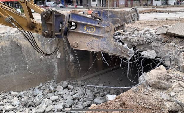 Vídeo | Así derriba el 'cocodrilo' el túnel de Duques de Nájera