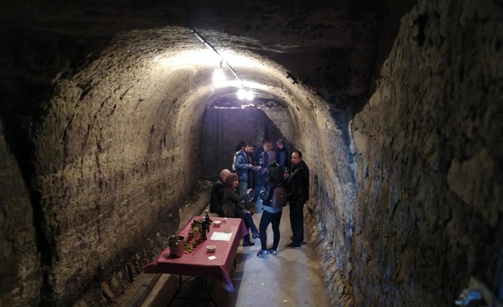 Vino sonserrano a los pies de una fortaleza