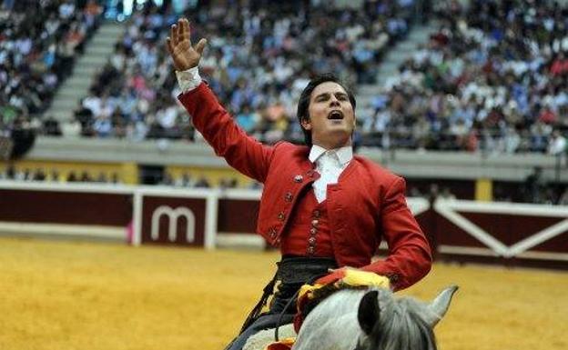 El rejoneador Sergio Domínguez hace el paseíllo en Las Ventas este domingo