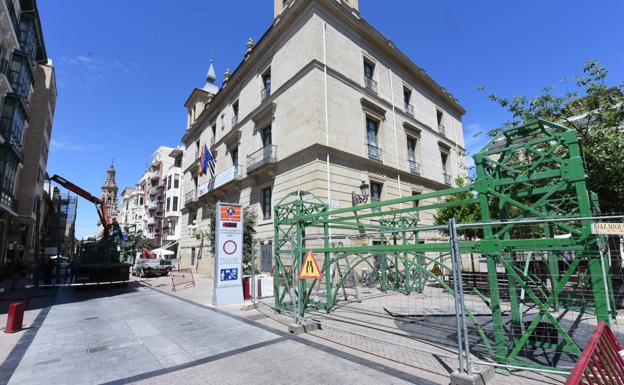 Comienza el montaje del Arco de San Bernabé