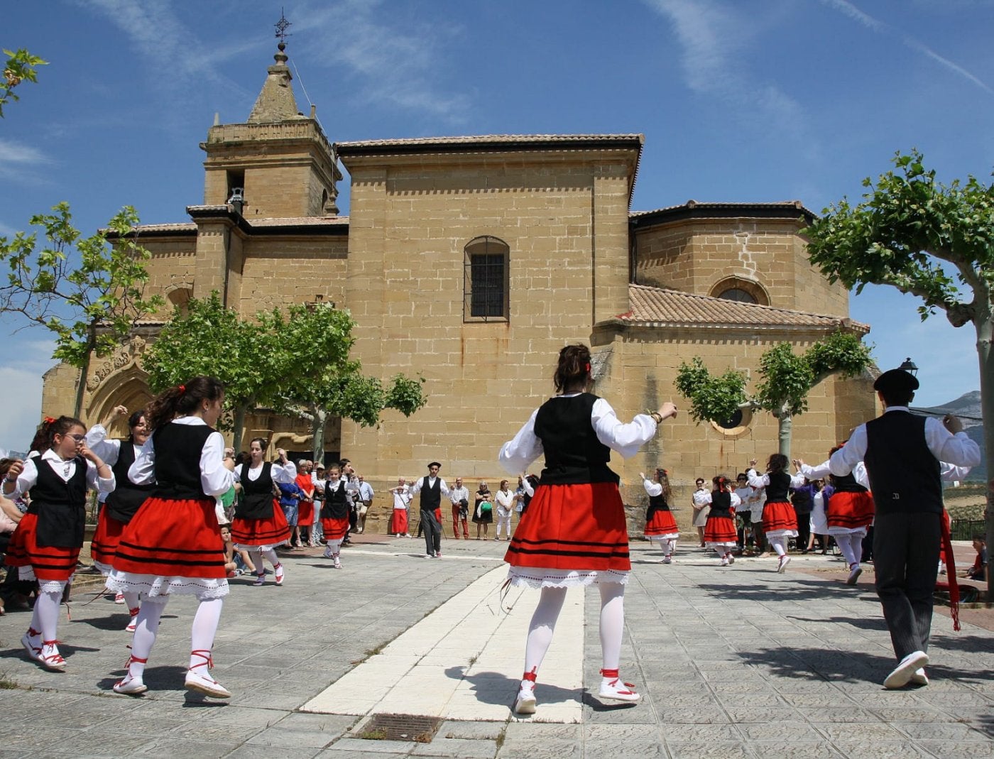 NAVARIDAS: Navaridas vuelve a tirar el cohete en honor a San Juan de Ortega  | La Rioja