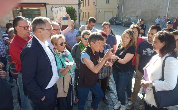 Decenas de ganaderos reclaman en el Parlamento medidas de control del lobo