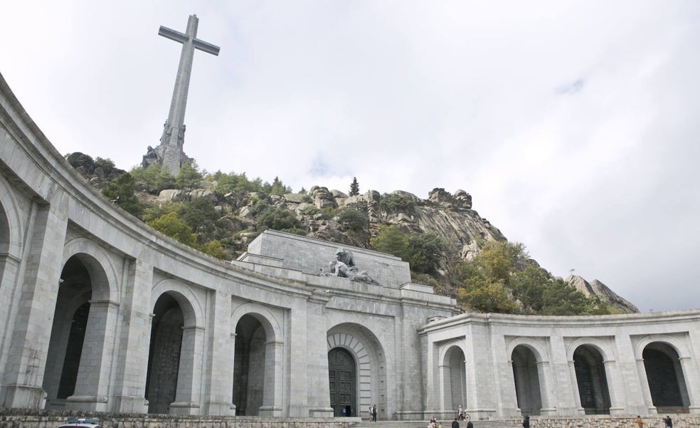 El Ejército cesa a un capitán por la ofrenda en el Valle de los Caídos