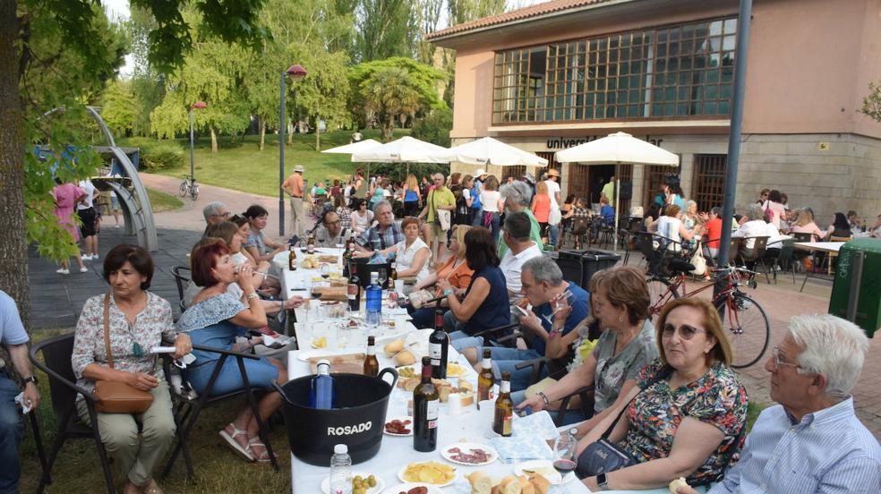 Merienda entre profesores y alumnos de la UPL como fiesta de fin de curso