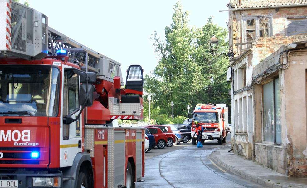 Los bomberos intervienen para limpiar un vertido de gasoil en Nájera