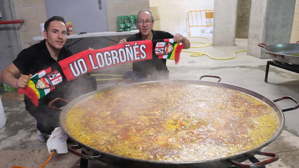 Los aficionados disfrutan de una paella en la Fan Zone de la UD Logroñés