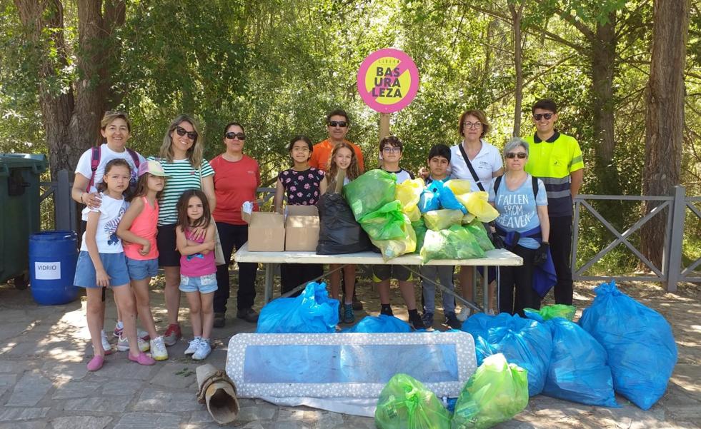 El 'Proyecto Libera' limpia las orillas del Cidacos y pinta los bancos de Vico