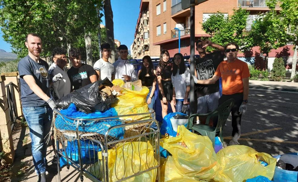 El IES Celso Díaz limpia avenida del Cidacos