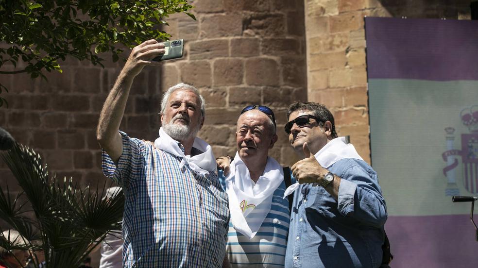 El ambiente y las fotografías de galardonados y autoridades después del acto del Día de La Rioja
