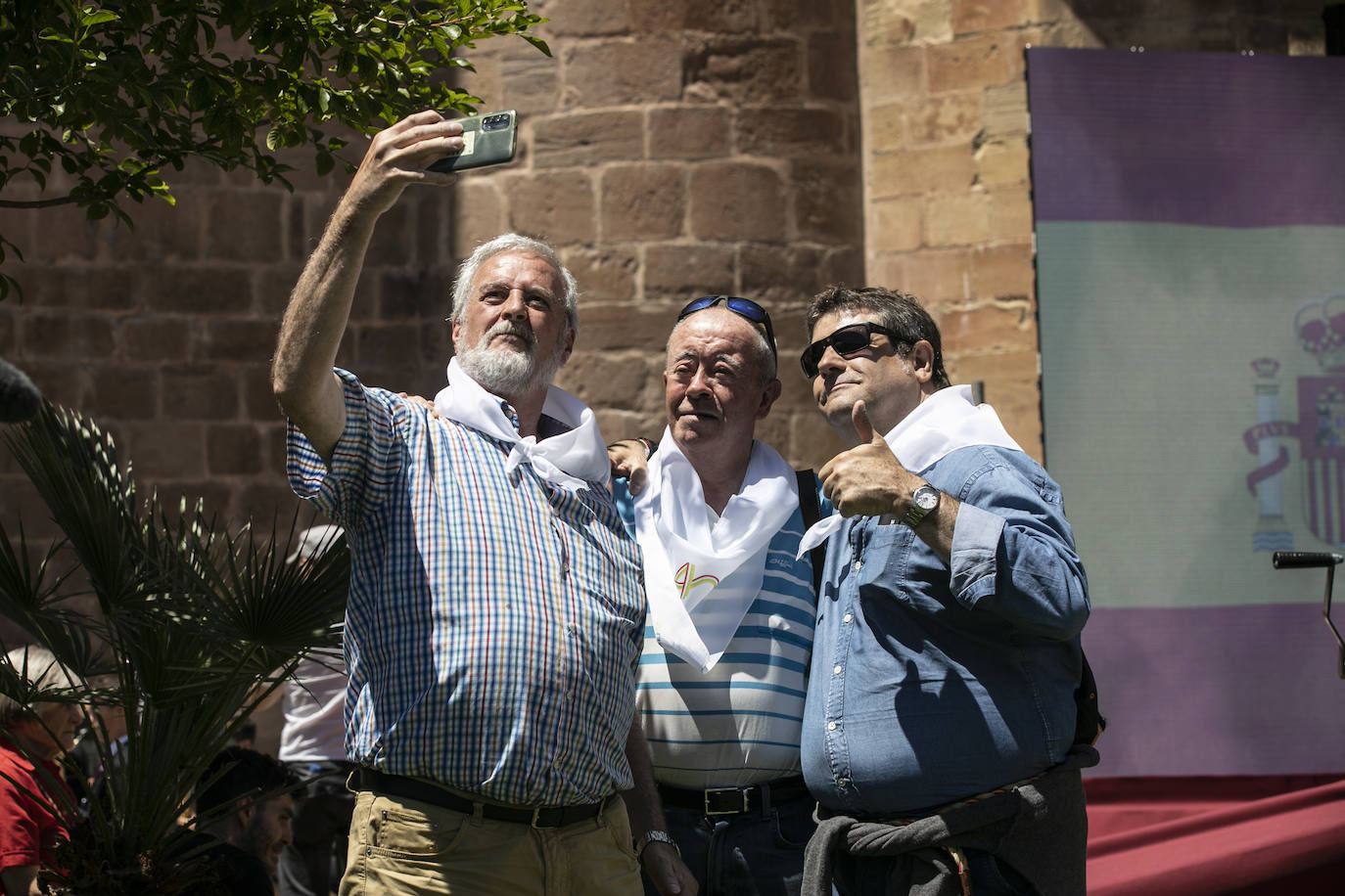 El ambiente y las fotografías de galardonados y autoridades después del acto del Día de La Rioja