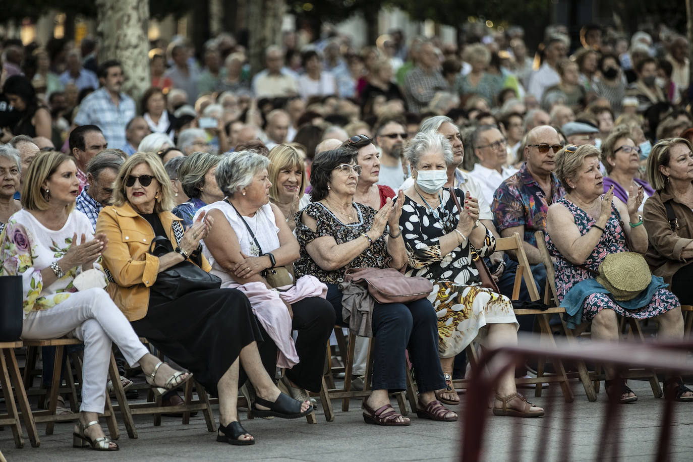 Ángela Muro, Jesús Vicente Aguirre, Baccara y Chema Purón congregan a miles de personas en El Espolón