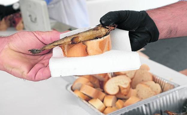 Largas filas y muchas ganas en el reparto del pez