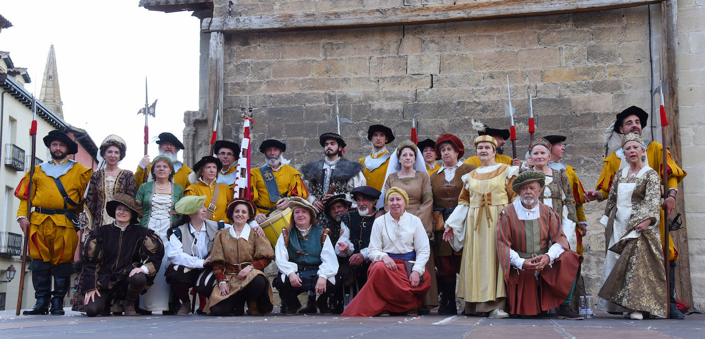 Entrega de las flores de lis al escudo de Logroño por parte de Carlos V