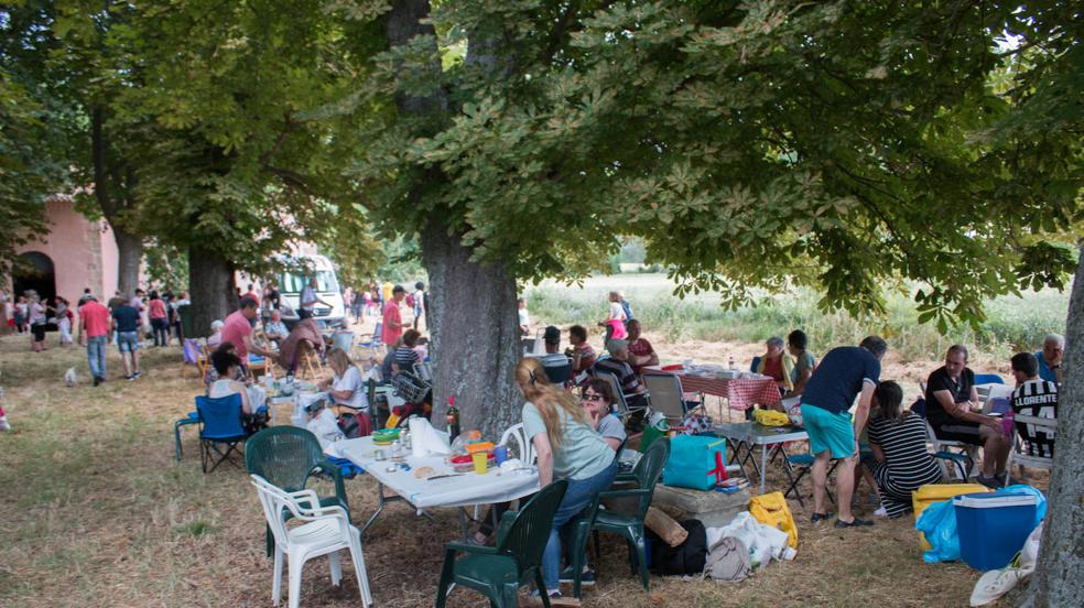 Cientos de personas celebran la romería de Las Abejas comiendo lentejas