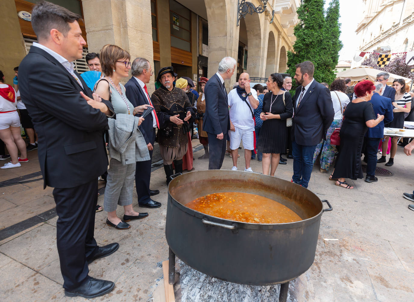 El reparto de unas 1.000 raciones del tradicional toro guisado remató el Voto de San Bernabé