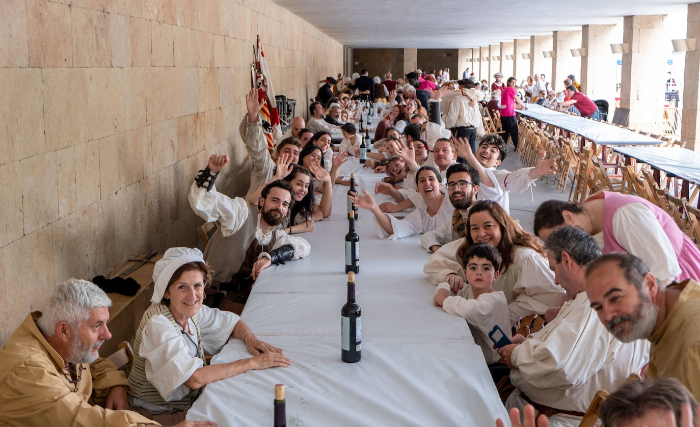 Comida renacentista en los soportales del Ayuntamiento