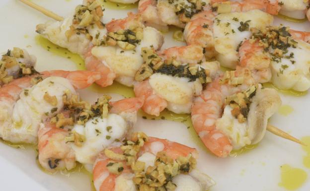 La receta de Javier Romero: brochetas de rape y burritos de carne con crema agria