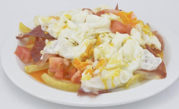 La receta de Javier Romero: sándwich de pollo y huevos rotos con provolone