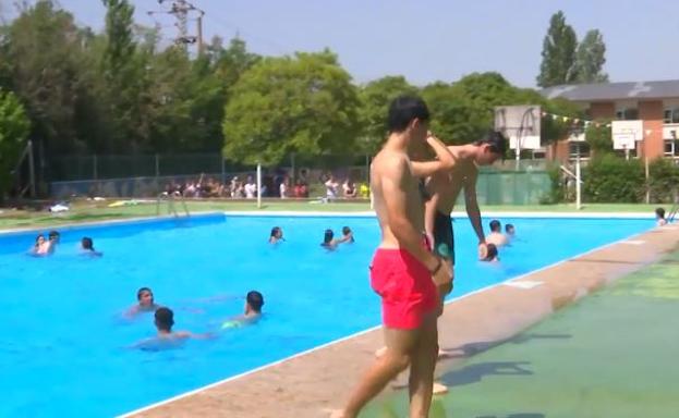 Chapuzón a la hora del recreo en el colegio Salesianos de Logroño