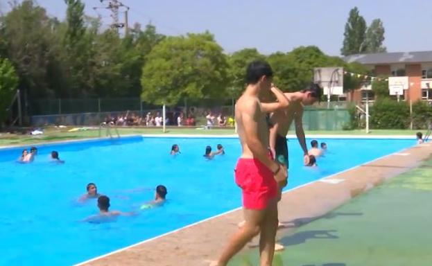Chapuzón a la hora del recreo en el Salesianos