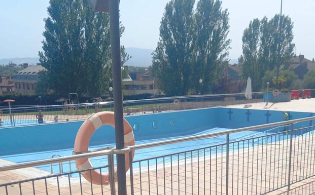 La piscina, primera polémica del verano en Villamediana