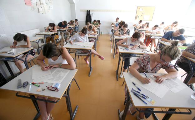 Casi 2.500 opositores a maestro cubren la prueba marcada por la ola de calor