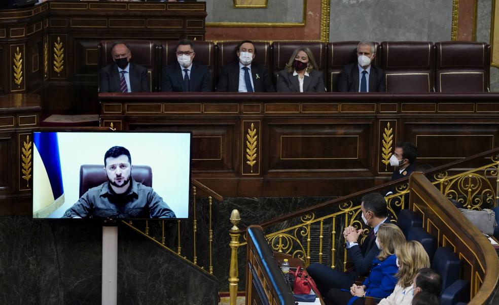 Sánchez charla con Biden sobre la cumbre de la OTAN, en la que Zelenski hablará por vídeo