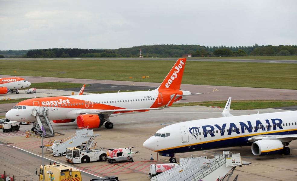 Los tripulantes de cabina de Easyjet convocan nueve días de huelga en julio