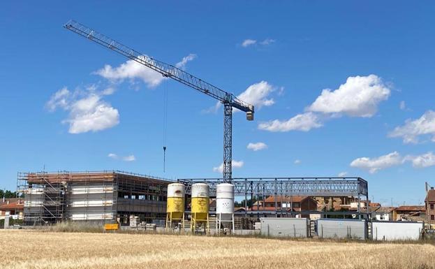 Cae desde una altura de ocho metros mientras trabajaba en las obras del colegio de Casalarreina