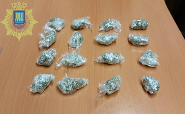 Detenido un hombre con 16 bolsas de marihuana dispuestas para su venta