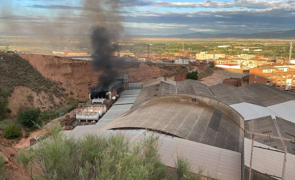 Protección Civil y Bomberos del CEIS Rioja atajan un fuego en una antigua tejería de Alfaro