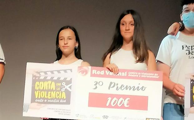 Enara Hernández y María Hervías ganan un premio de cortos contra la violencia