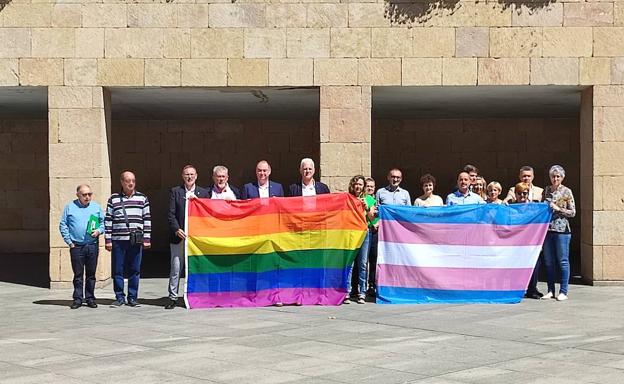 La fachada del Ayuntamiento de Logroño ya luce las banderas del Orgullo