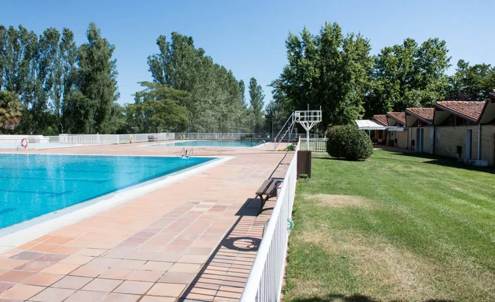Las piscinas municipales abren sus puertas hoy entre quejas del vecindario por el retraso