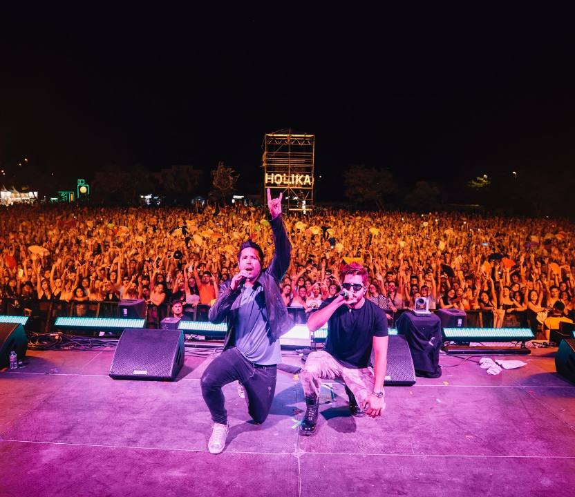 El dúo colombiano Cali y El Dandee calentó la noche del Holika