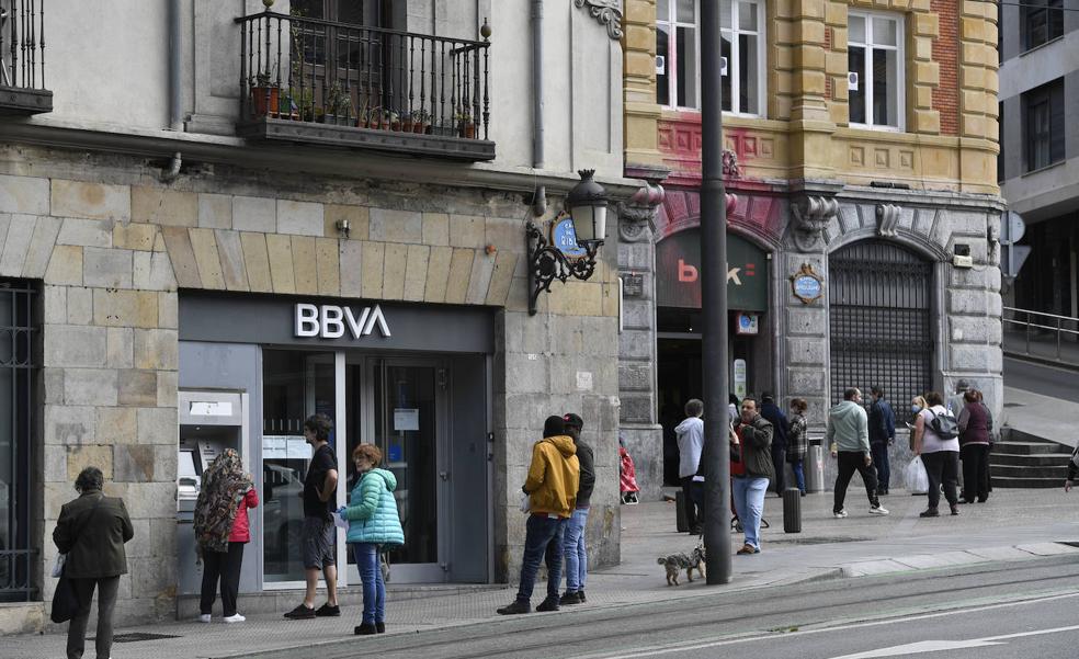 Casi 660.000 personas viven en uno de los 3.200 municipios sin acceso bancario