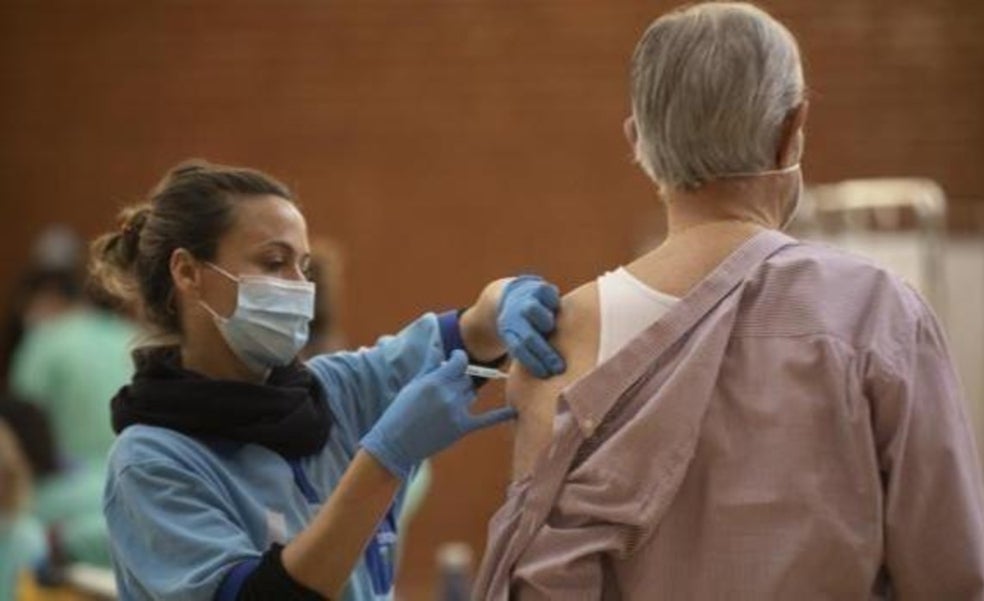 Sanidad acepta vacunar a los mayores de 60, pero no dice cuándo