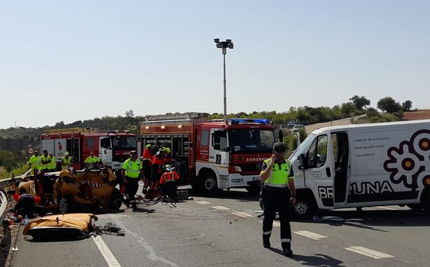 Un conductor de Zaragoza fallece en la N-232 en Ausejo tras impactar una furgoneta contra su coche