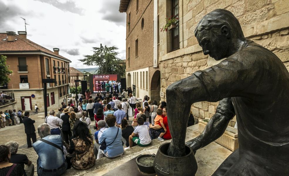 Barro con manos de mujer