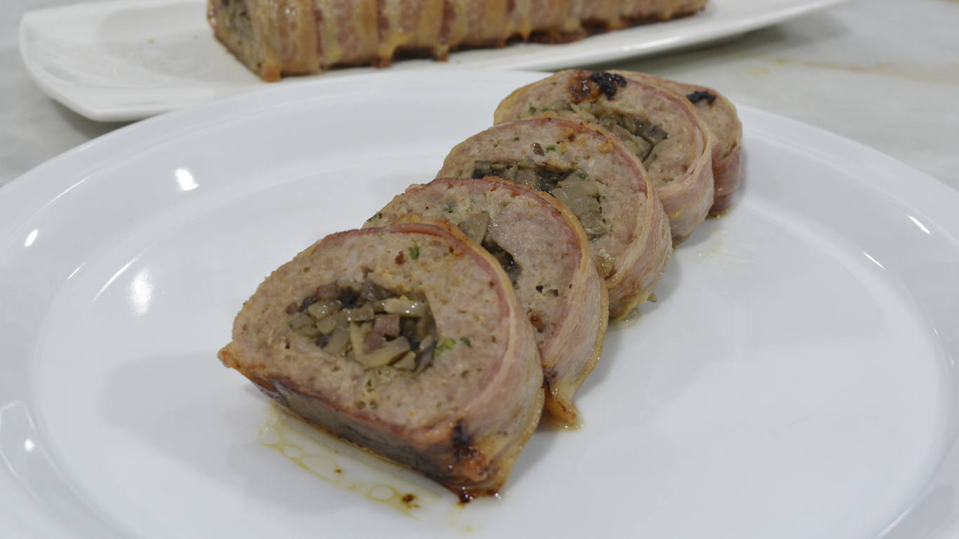 La receta de Javier Romero: rollo de carne con beicon y champiñones