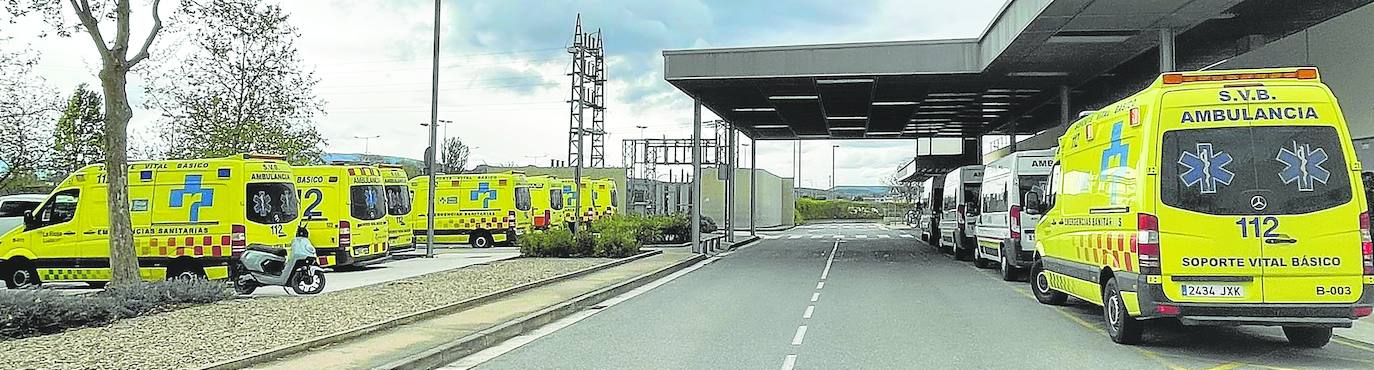 Colapso en Urgencias: «Hasta seis horas esperando en una ambulancia y en el hall»