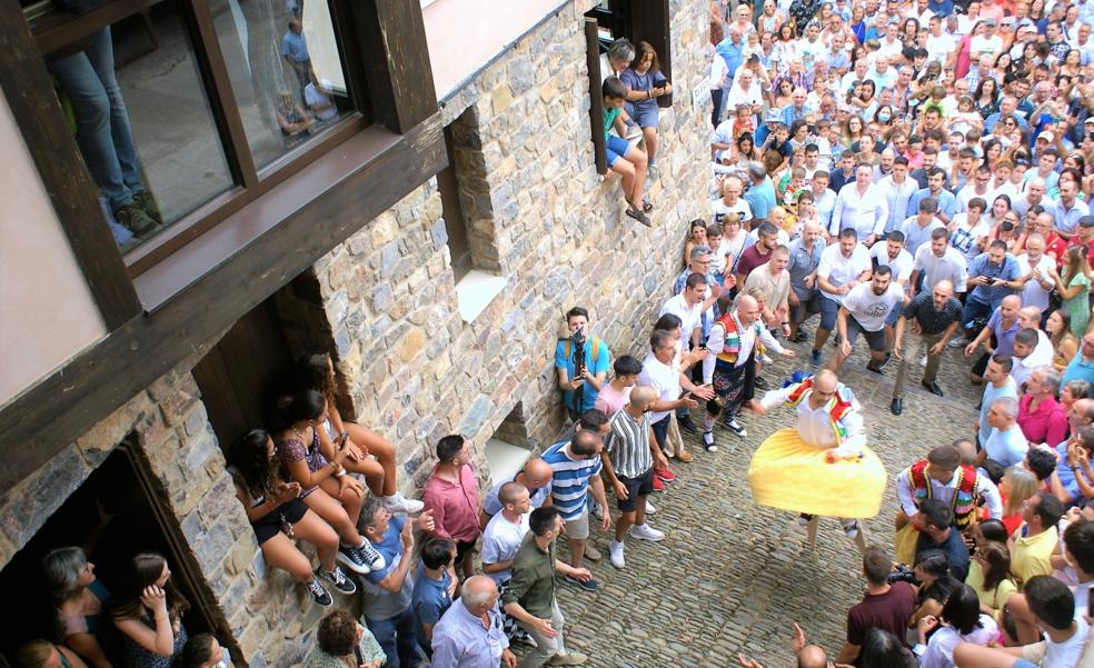 Los danzadores protagonizan la segunda jornada de las fiestas de la Magdalena de Anguiano