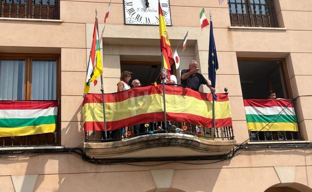 El globo solidario abre las fiestas de Herce