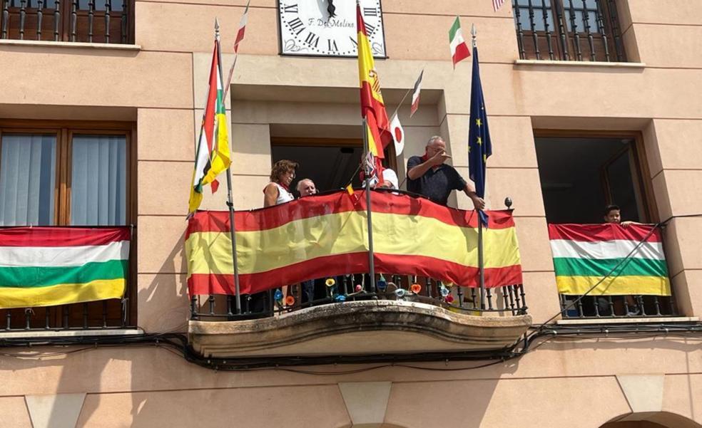 El globo solidario abre las fiestas de Herce