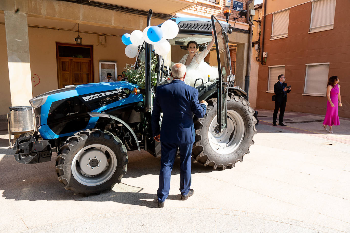 La novia, al altar en tractor